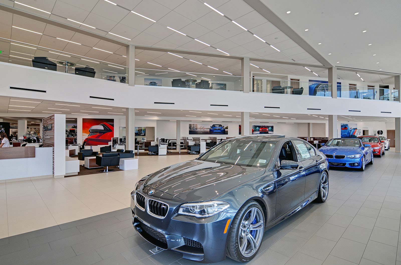 Без номеров из автосалона. BMW e60 dealership. M5 BMW Showroom. БМВ 745 автосалон Plaza. Автослалом машны.